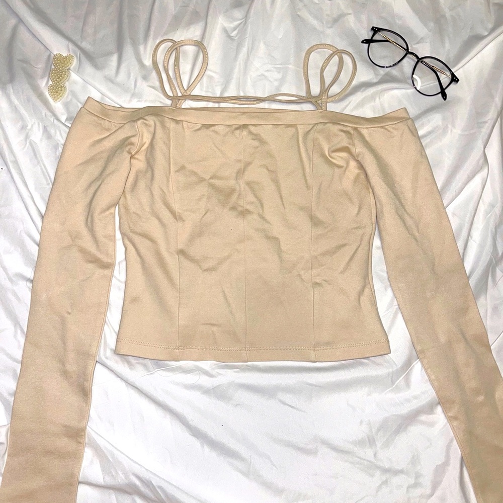 Blackpink Jennie shoulder off top